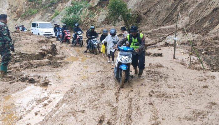 Tim Gabungan Polres Bukittinggi Bergerak Cepat Evakuasi Korban Longsor Sungai Landia